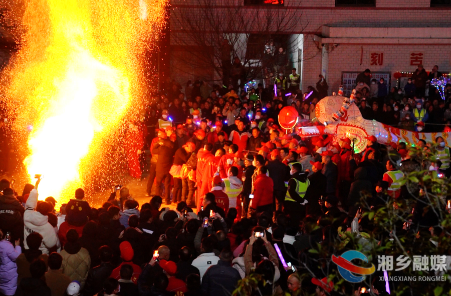 非遗出圈！湘乡壶天火龙灯惊艳登场