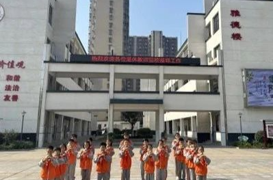 明早，请提前半小时出门！