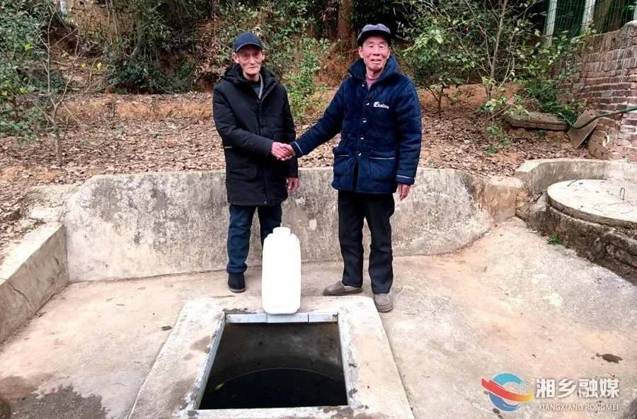 惊险！湘乡七旬老人坠入井中！危急关头......