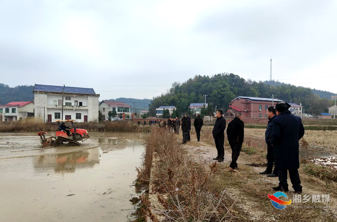 [翻江镇]代表助力春耕 夯实农业根基