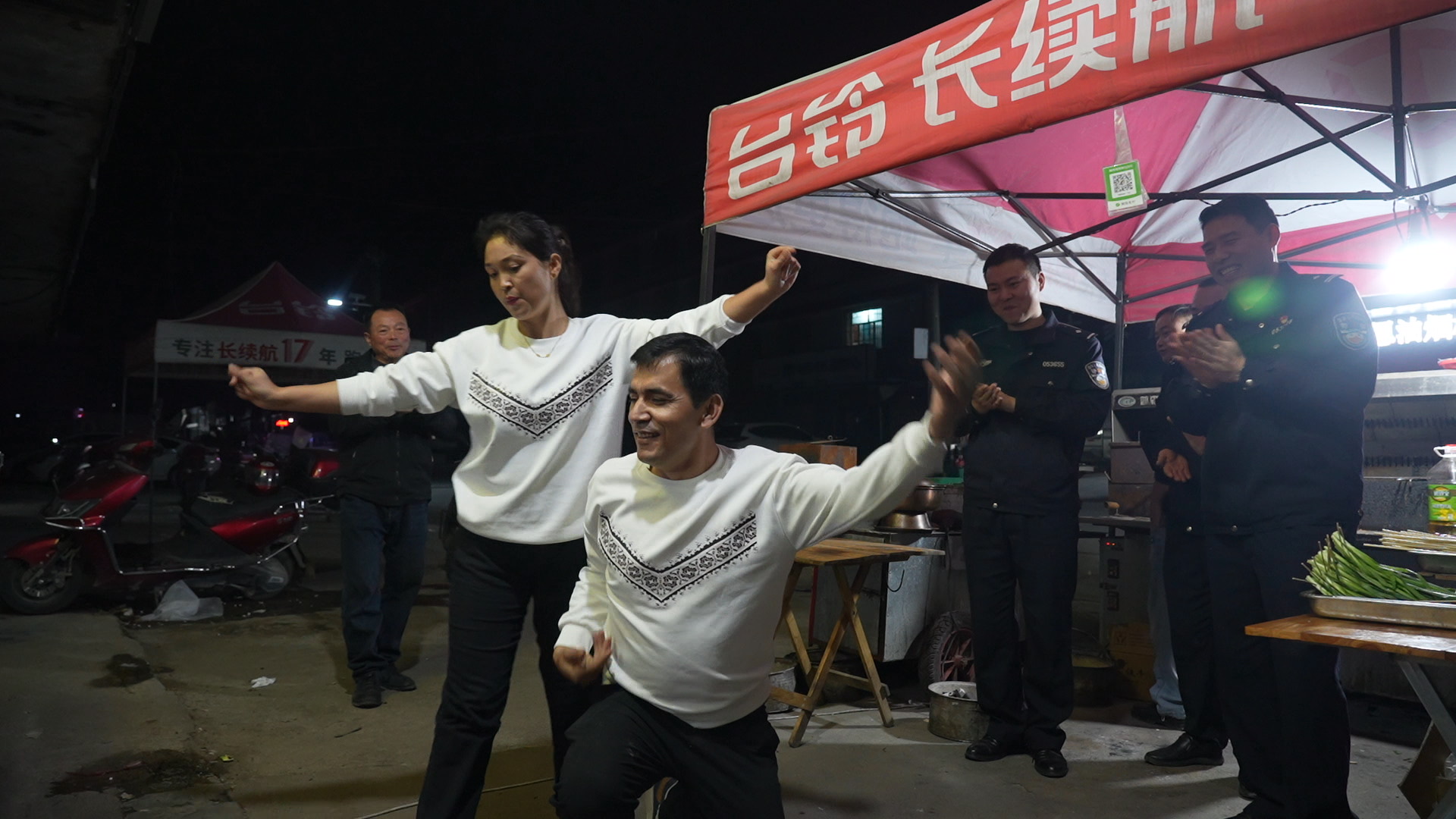 火速找回被盗羊肉串 新疆商户欢歌热舞谢民警