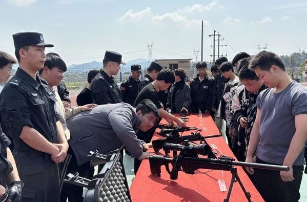 特警进校园，湘乡这场“硬核”安全课超有料！