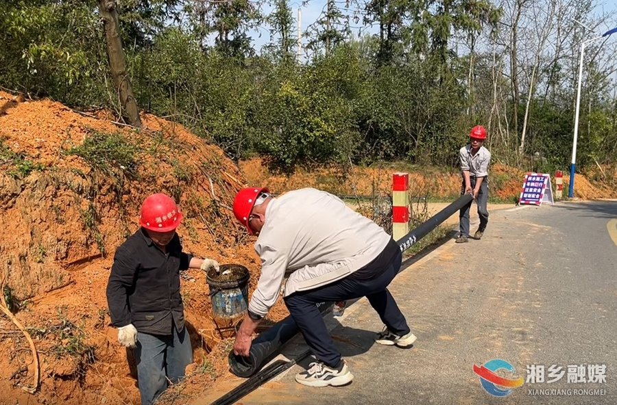 市振湘供水公司：铺设供水管网 解决湖山中学用水难题