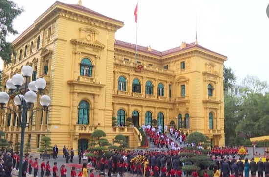 新华社快讯：中共中央总书记、国家主席习近平出席越共中央总书记苏林举行的欢迎仪式