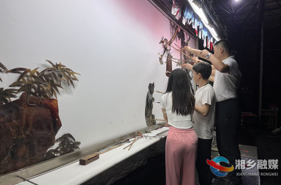 非遗皮影戏进校园，湘乡学子沉浸式体验光影之美
