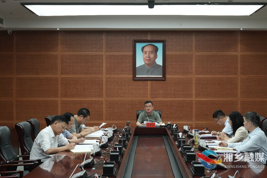 赵新文主持市委理论学习中心组第49次集体学习