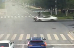 @湘乡驾驶人 摩托车违规载人“任性”闯红灯，全责！