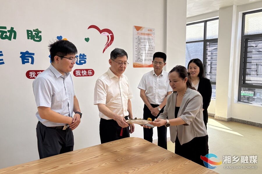 傅军来湘乡开展慰问活动