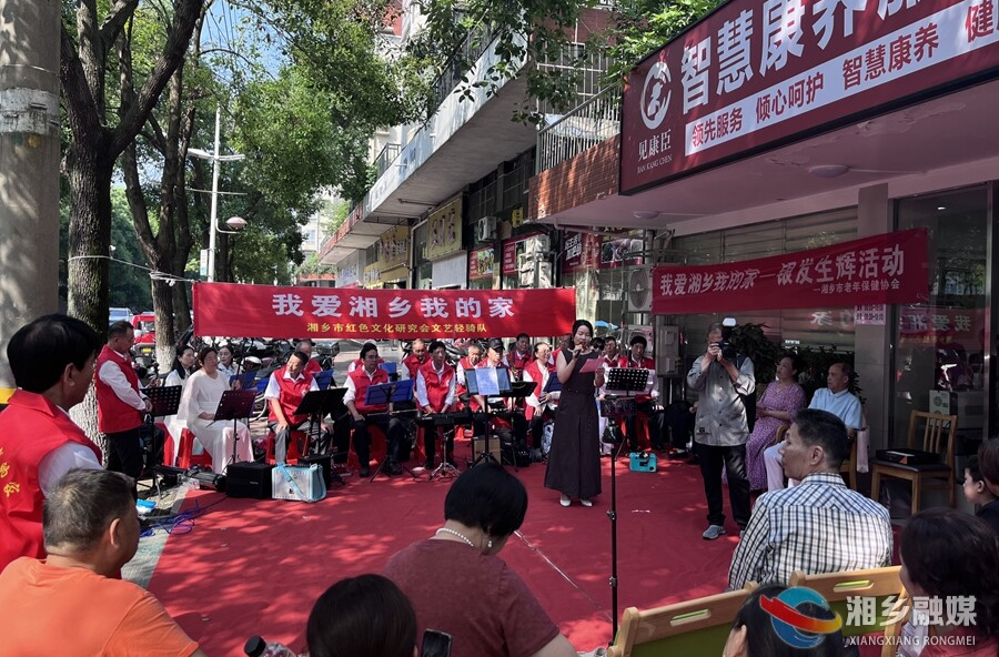 【我们的节日·端午】艾叶飘香传温情 老少同乐庆端阳