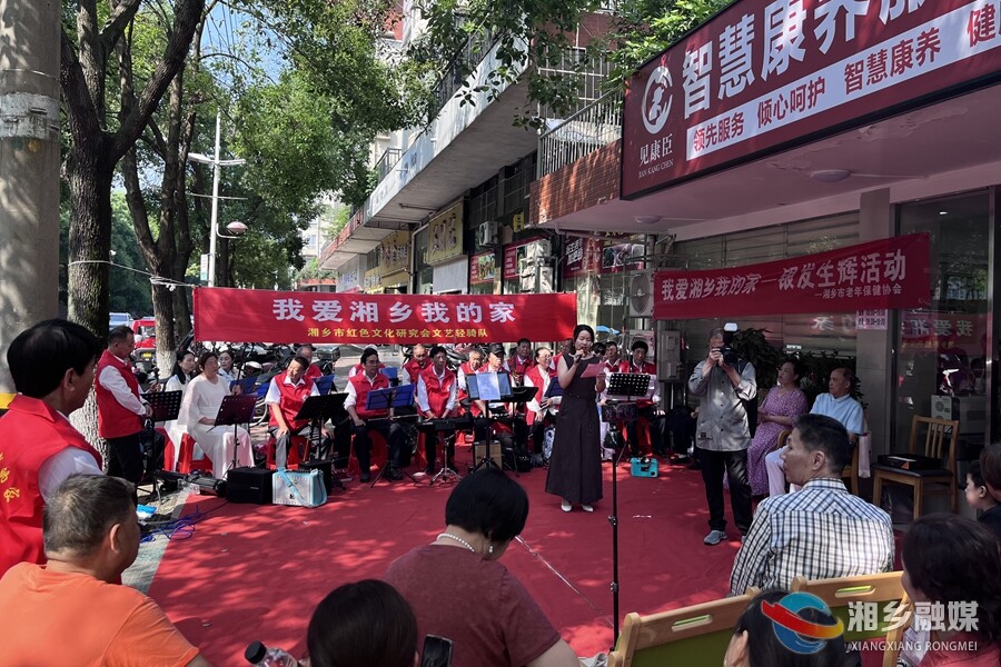 【我们的节日·端午】艾叶飘香传温情 老少同乐庆端阳