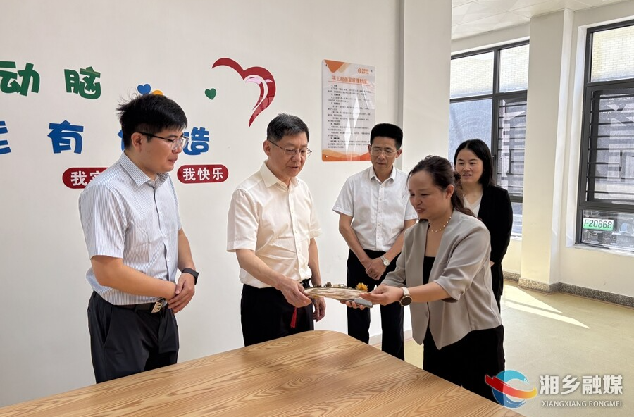 傅军来湘乡开展慰问活动