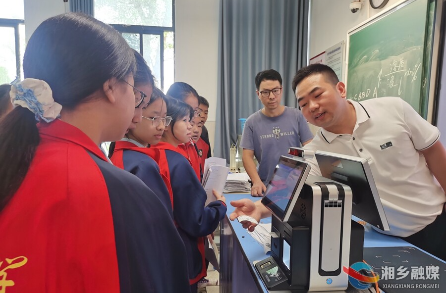 市教育局开展初中理化生AI实验操作考评系统使用培训