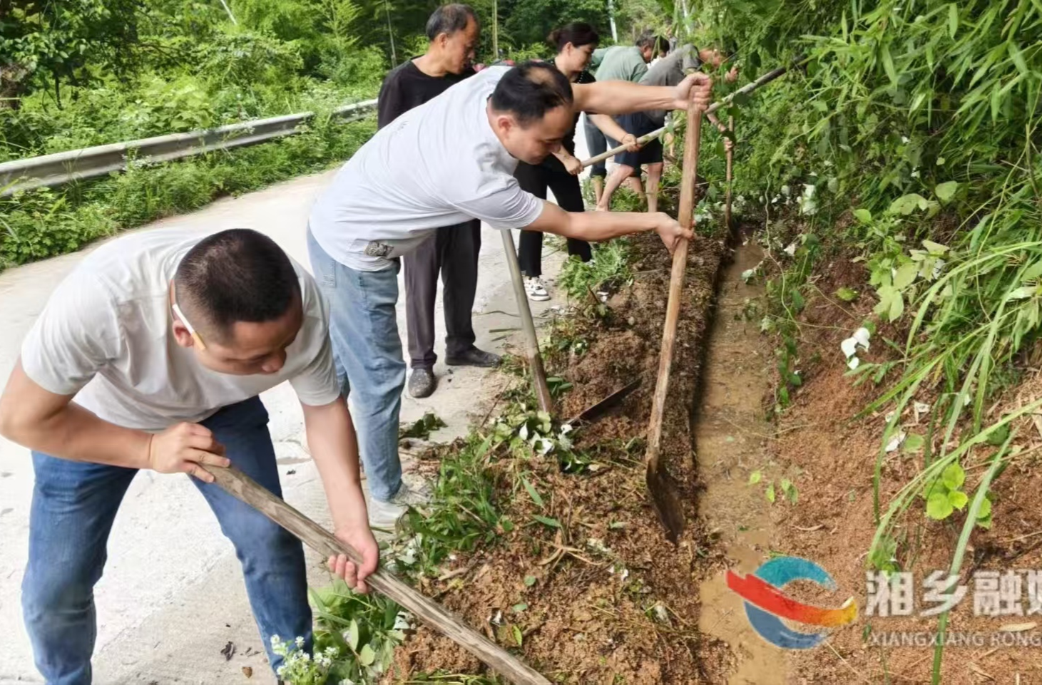 [中沙镇]党员干部齐上阵 重点水渠保畅通