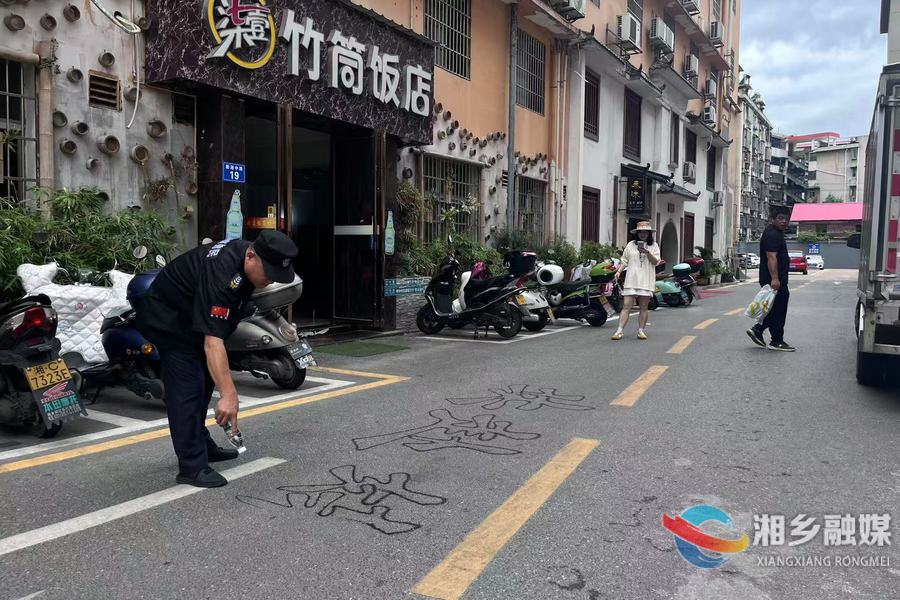 高手在民间！湘乡58岁保安地上“秀”书法