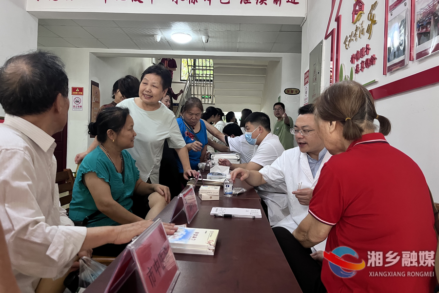 【我爱湘乡我的家】健康服务暖桑榆！健康义诊科普活动走进市老年大学