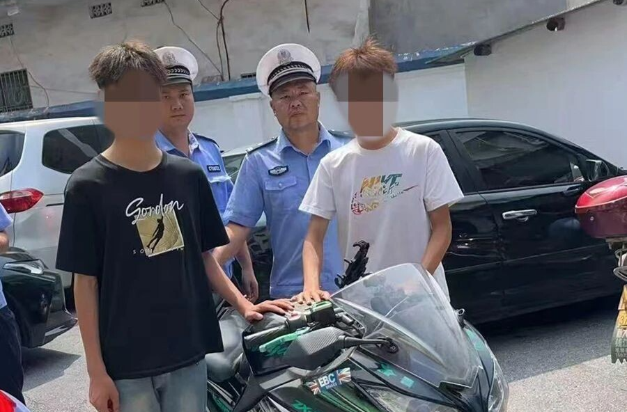 夜晚炸街扰民 湘乡16岁少年飙车被交警当场查处
