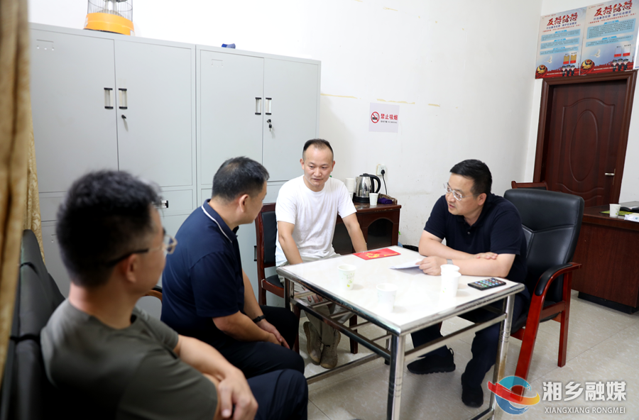 郭勇走访慰问困难党员