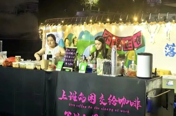 打卡湘乡新地标！河畔小摊点亮夏夜烟火气