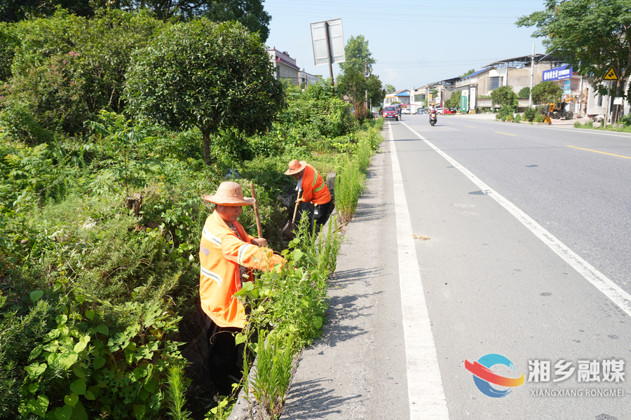 【高温下的坚守】公路养护工人烈日下守护“平安路”