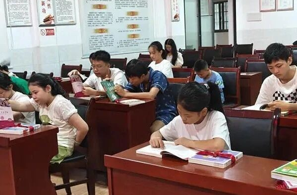 书香弥漫 童声朗朗！泉塘镇农家书屋点亮孩子 “阅读梦”