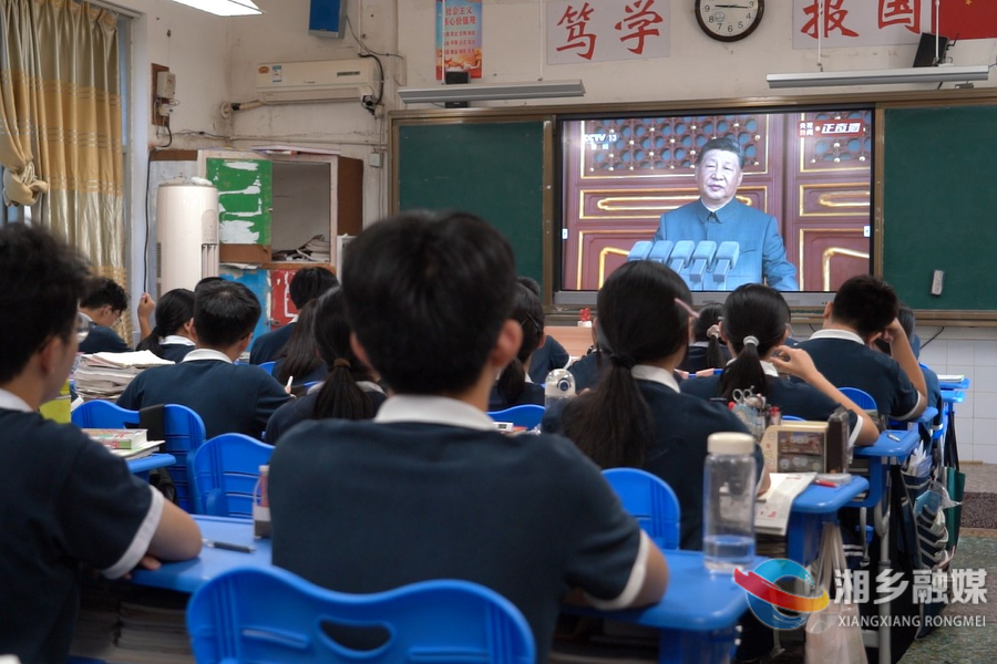 接受爱国主义洗礼！湘乡一中全校师生收听收看九三阅兵