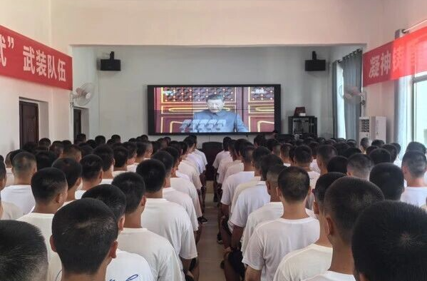 新兵看阅兵 坚定报国志向