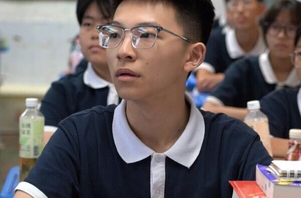 接受爱国主义洗礼！湘乡一中全校师生收听收看九三阅兵