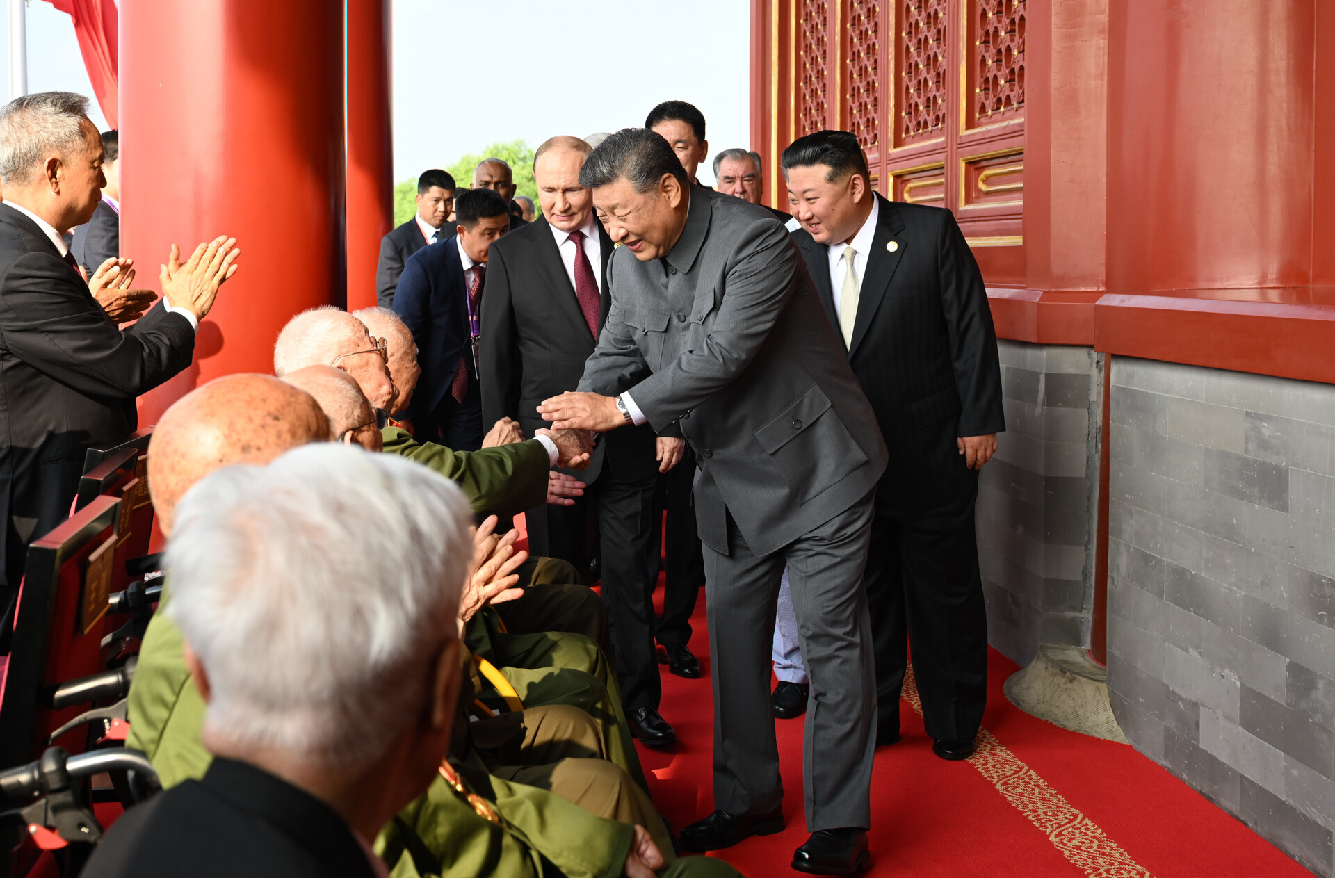 微镜头·习近平总书记同抗战老战士老同志亲切握手 | 这一握，情深意重