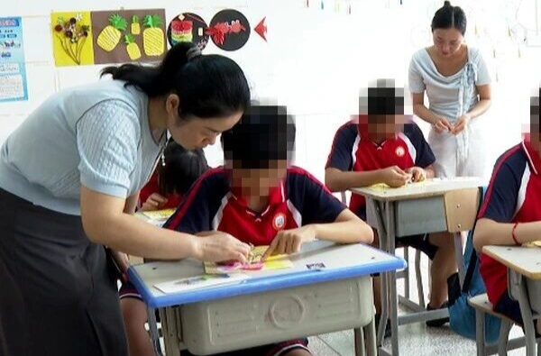 手鼓传情 画笔表意！湘乡特校学子的 “专属礼物” 点亮教师节