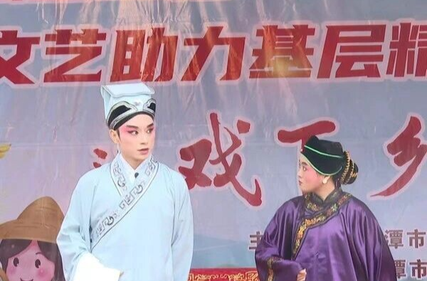 丰收节里 “艺” 起嗨！一场文化盛宴走进梅桥镇上峰村
