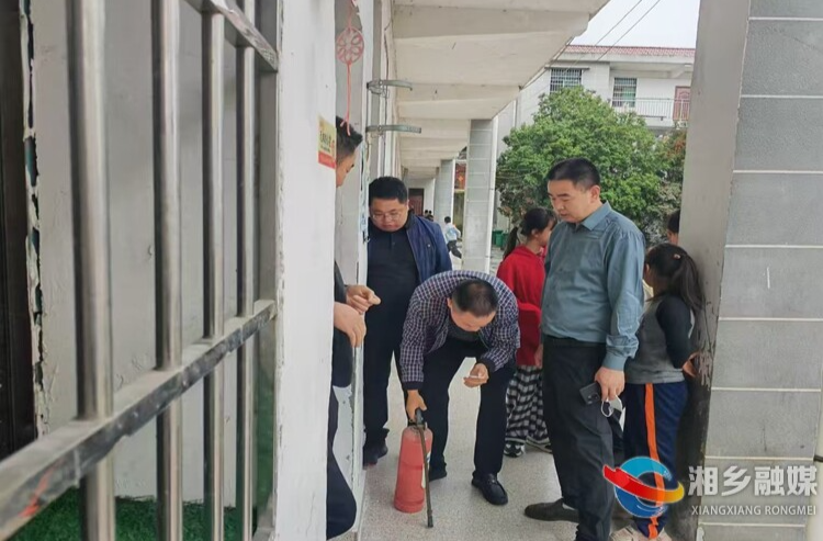 [壶天镇]人大代表督安全 织密“双节”防护网