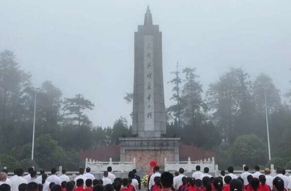 烈士纪念日 | 缅怀先烈承遗志 湘乡市举行向烈士敬献花篮仪式
