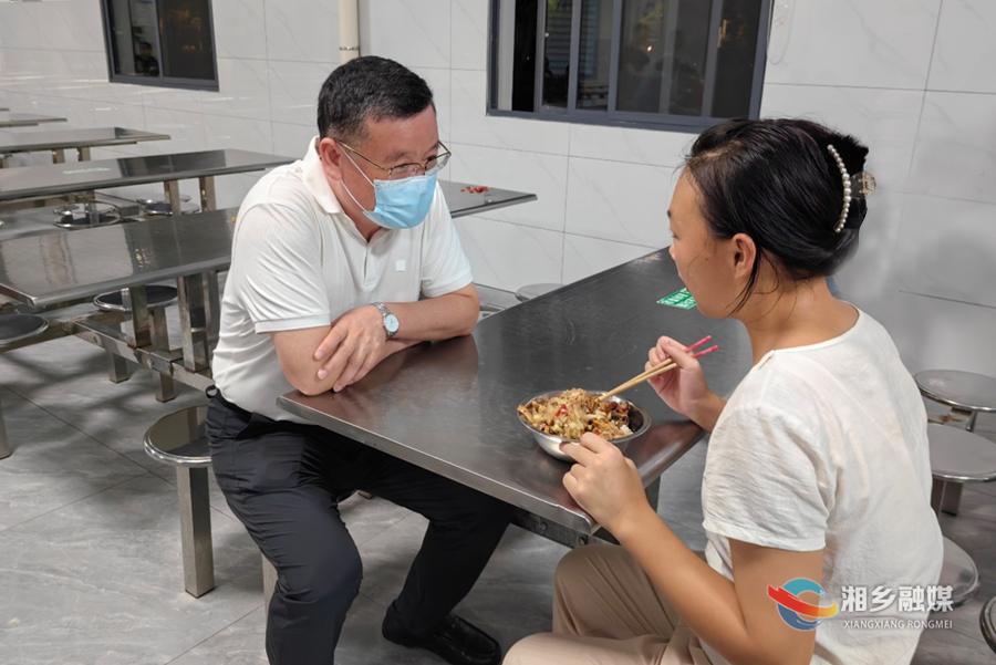 赵新文暗访校园食品安全工作：用心用情守护师生“舌尖上的安全”