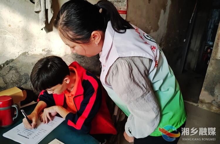 [泉塘镇]慰问困难儿童 助力学子启航