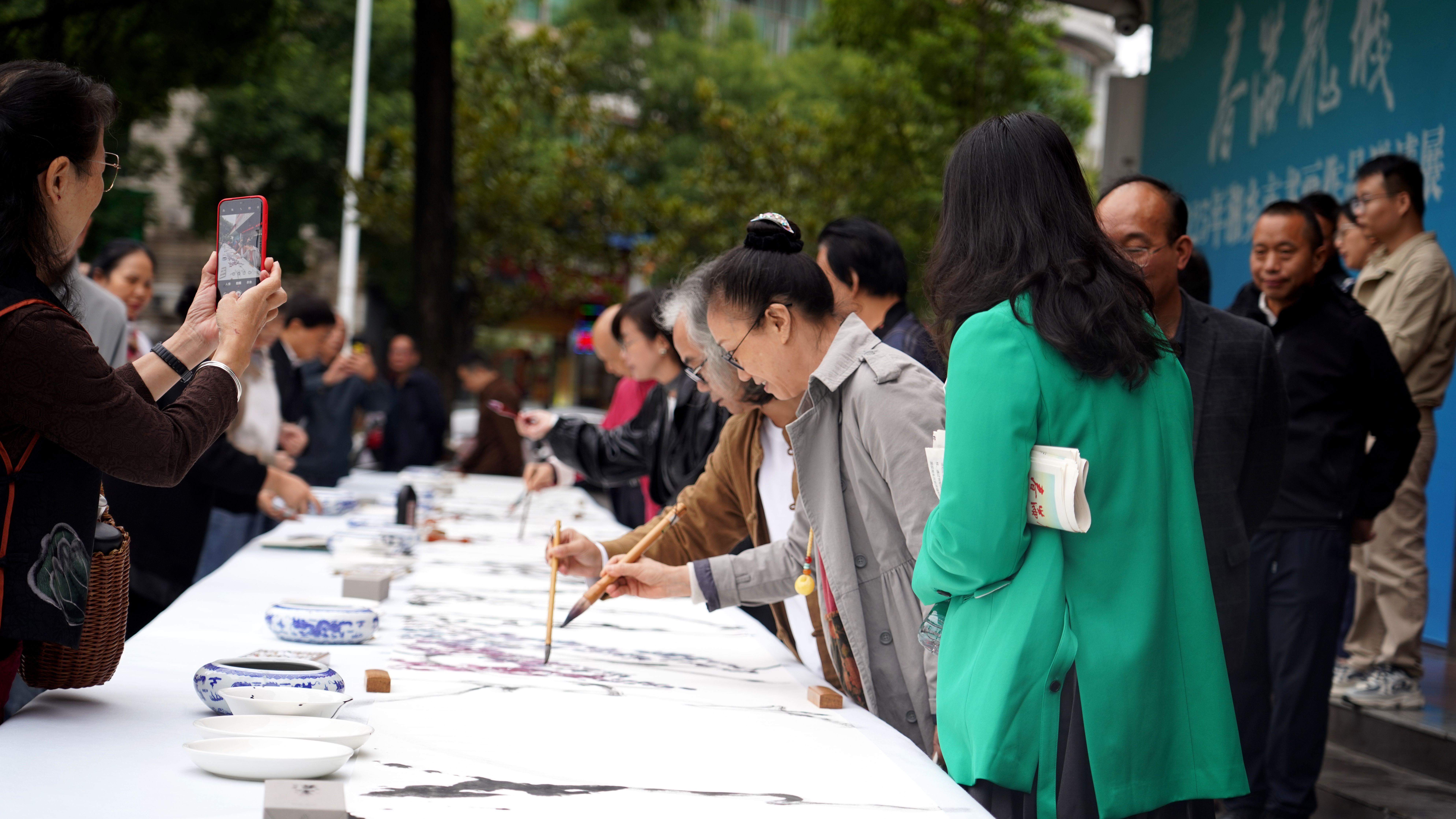 百米长卷绘盛世！“春满龙城”书画盛宴点亮湘乡