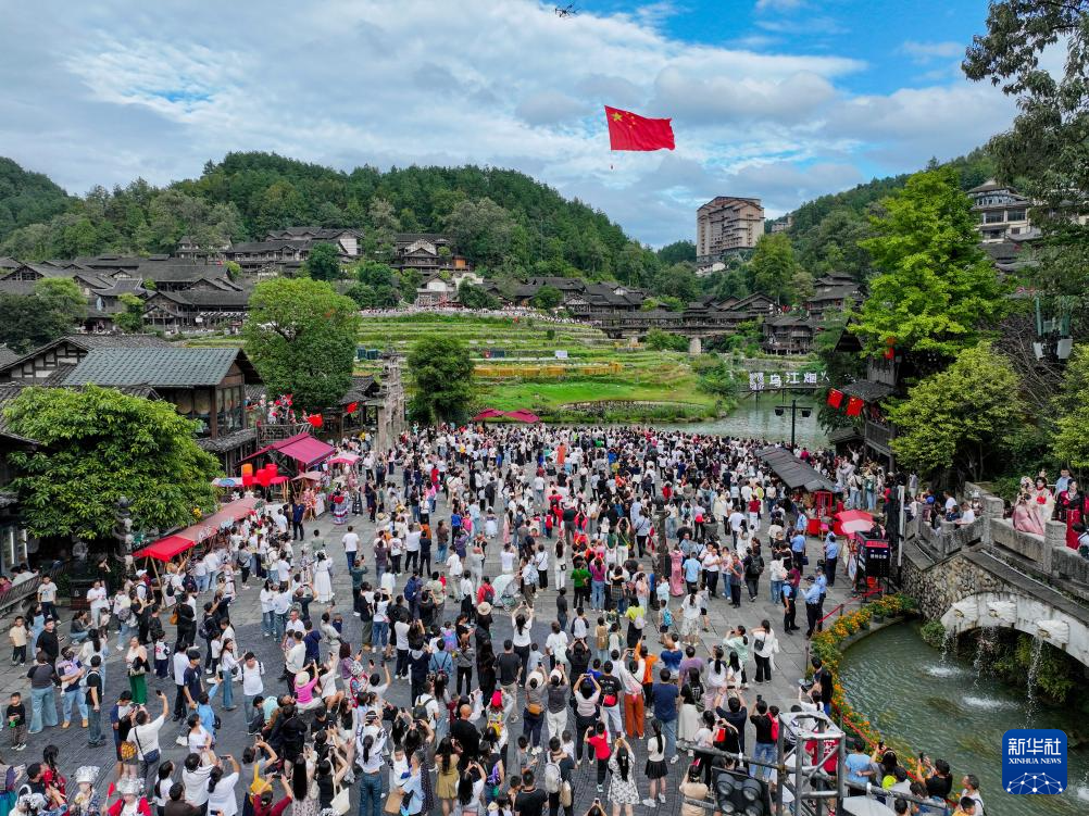 好评中国丨文旅热映经济韧性，从49.98亿人次看中国活力