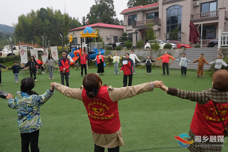 湘乡市龙城志愿者协会用陪伴暖童心
