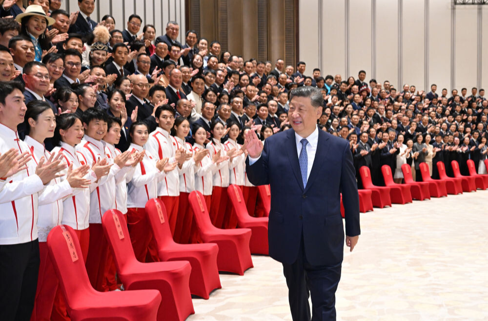 习近平接见全国群众体育先进单位、先进个人代表和全国体育系统先进集体、先进个人代表