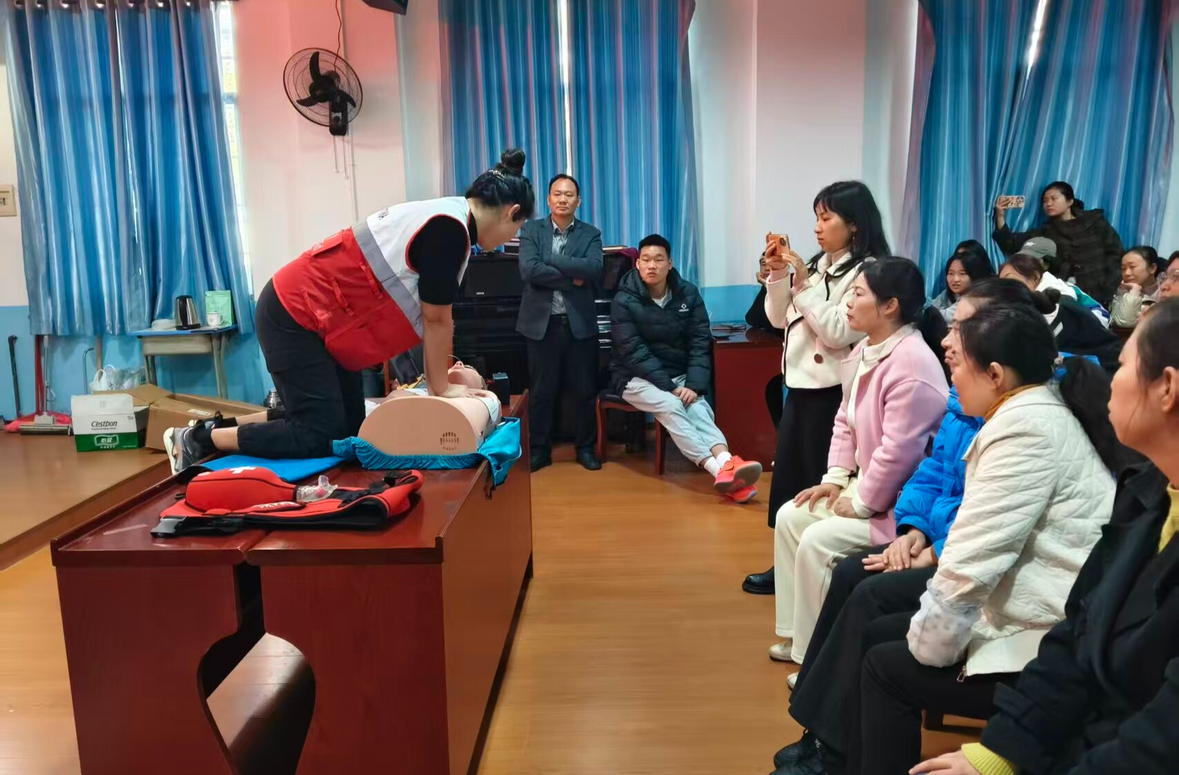 [红十字会]开展应急救护培训 筑牢校园安全防线