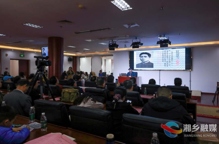 品读伟人诗词 传承红色经典