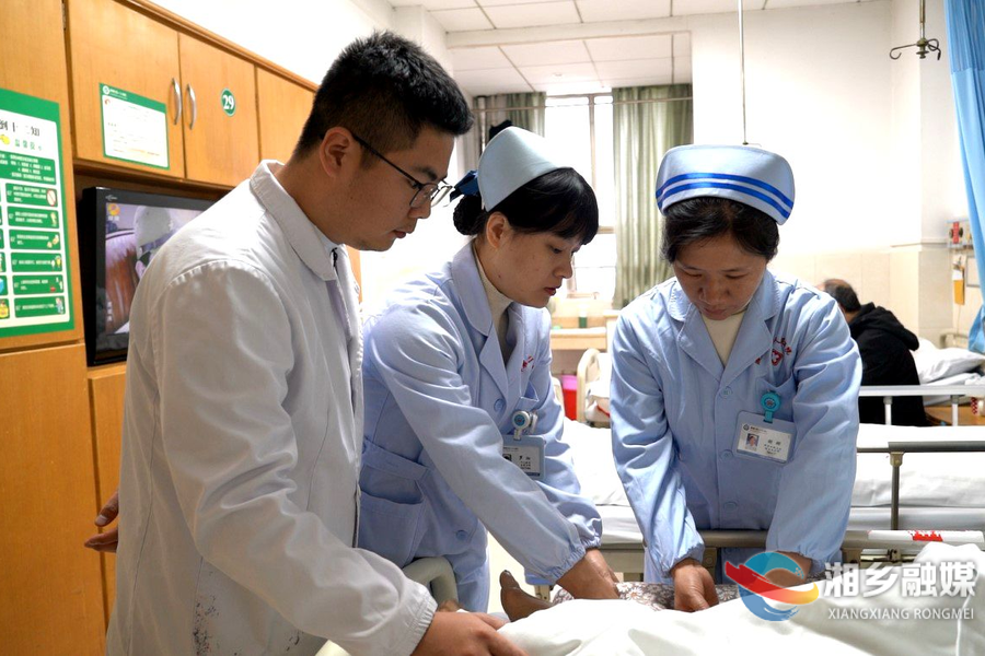 【政协风采】谢辉：白衣秉仁心 履职践初心