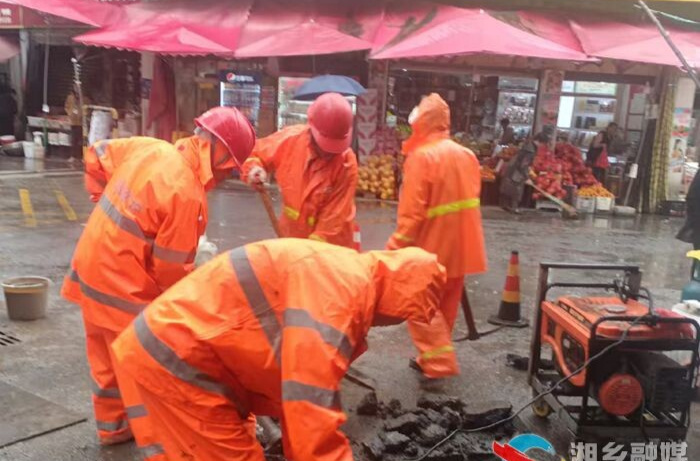 [城管局]开展“窨井盖提升行动” 守护市民“脚下安全”