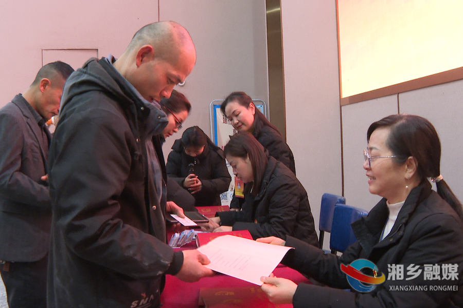 把服务窗口“搬”到家门口！湘乡不动产登记中心为小区业主送证上门