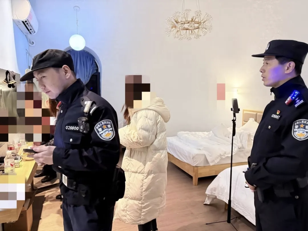 直播PK时榴莲拍腿、荆条抽背？查！