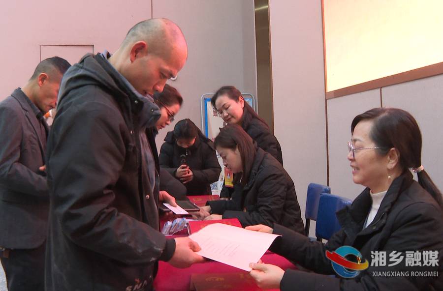 一手拿钥匙 一手拿房本！湘乡这场颁证活动很贴心