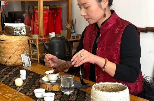 【龙城青创客】刘娜：茶香衣韵 让非遗“活”在当下