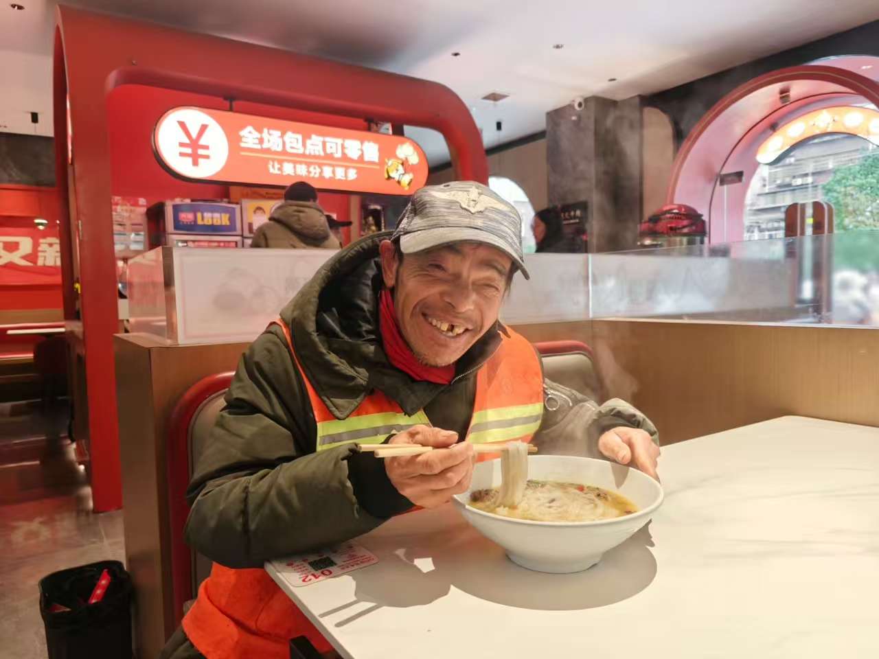 暖心又暖胃！湘乡“爱心餐”温暖户外劳动者