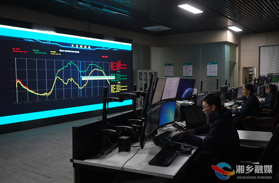 【春节我在岗】电力工人：守护灯火 照亮团圆年