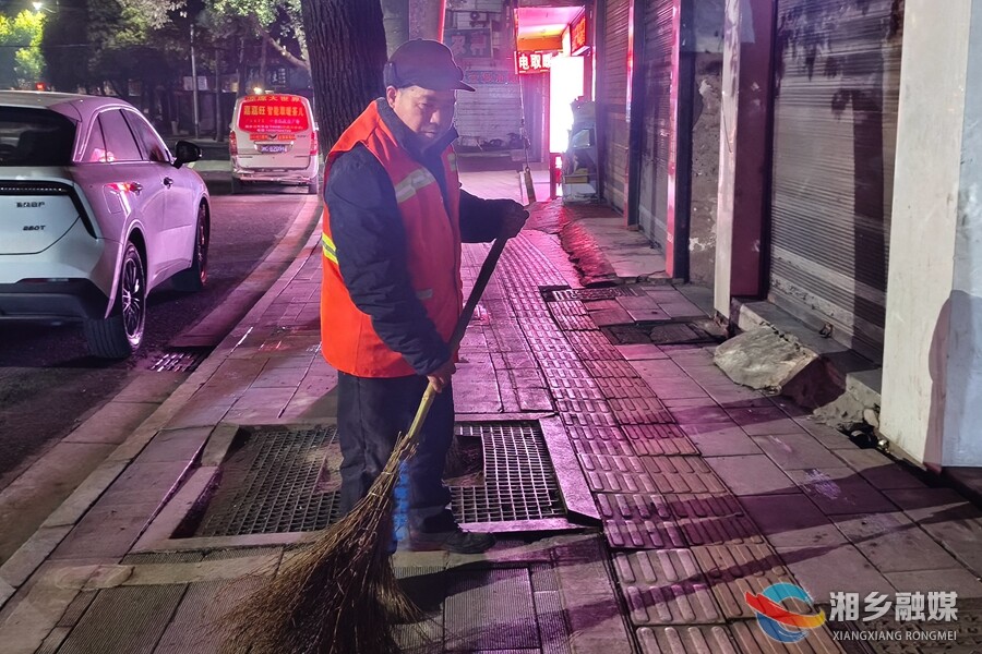 【春节我在岗】环卫服务“不停摆” 守护龙城“幸福年”