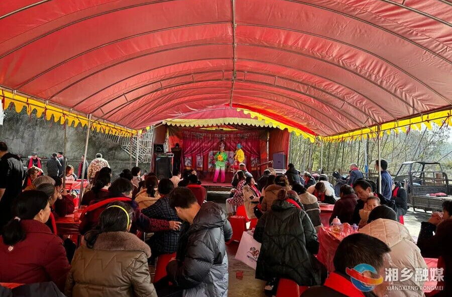 【新春走基层】梅桥镇上峰村：自演联欢品乡宴 邻里团圆话振兴
